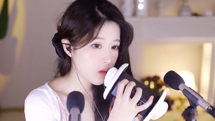 ASMR大伊伊 舔耳助眠